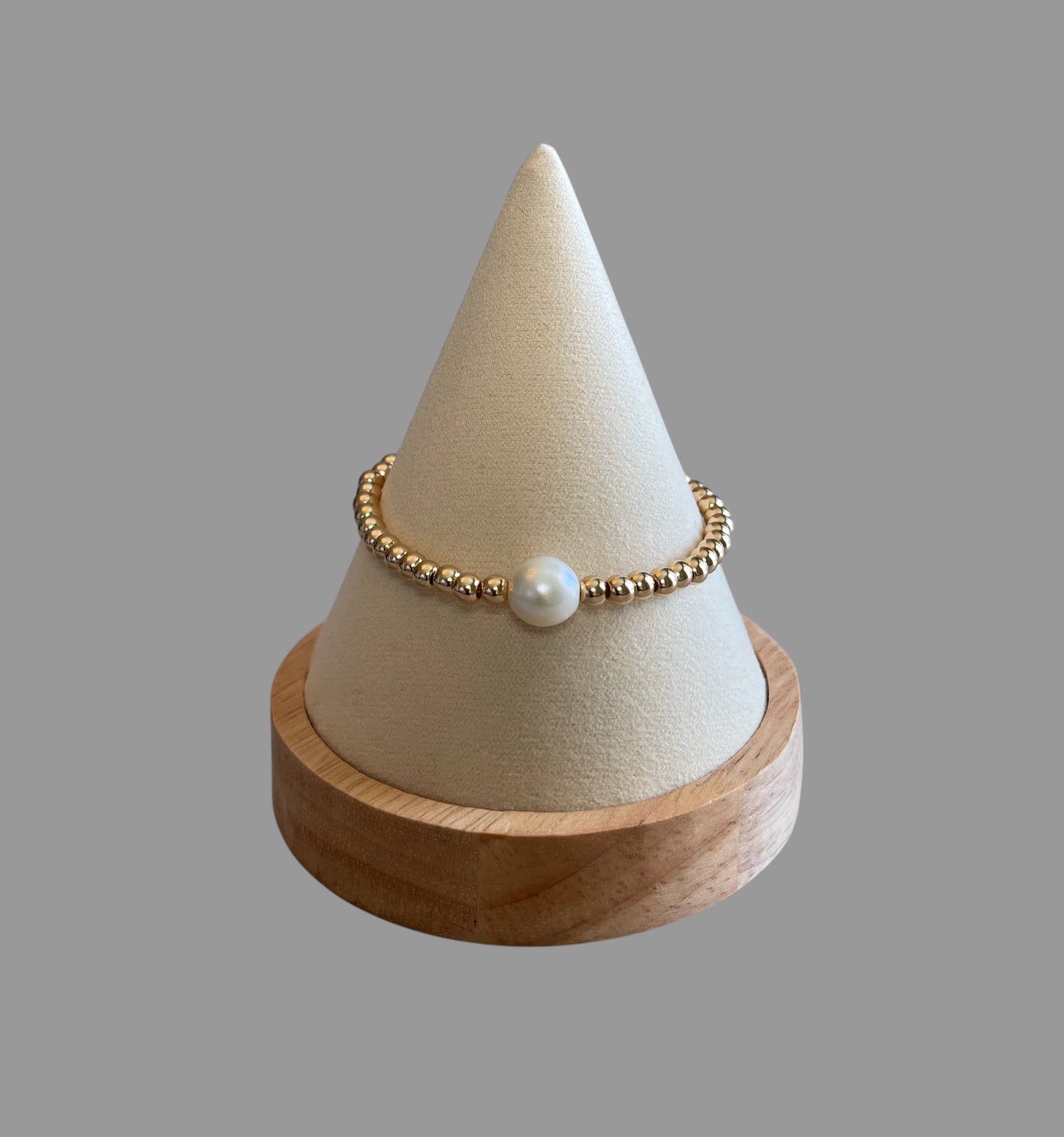 Everyday Hero Bracelet: Gold bead stretch bracelet with a freshwater pearl centerpiece Choose your size!