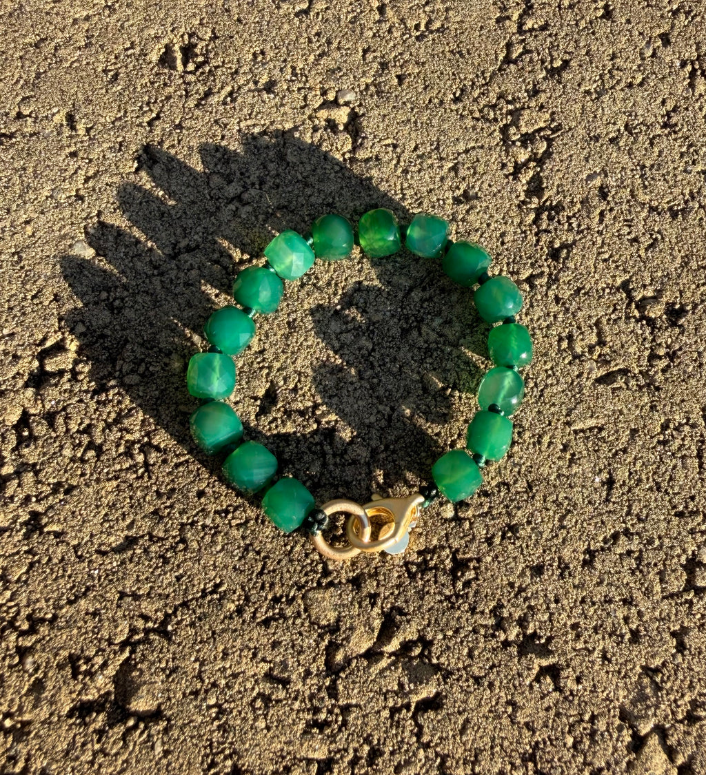 Green Onyx Hand-knotted Bracelet: Matte Gold Clasp